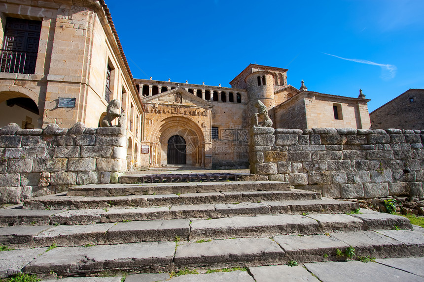 西班牙坎塔布里亚圣蒂利亚纳德马教堂地方色彩楼梯太阳教会村庄入口城市晴天建筑学图片