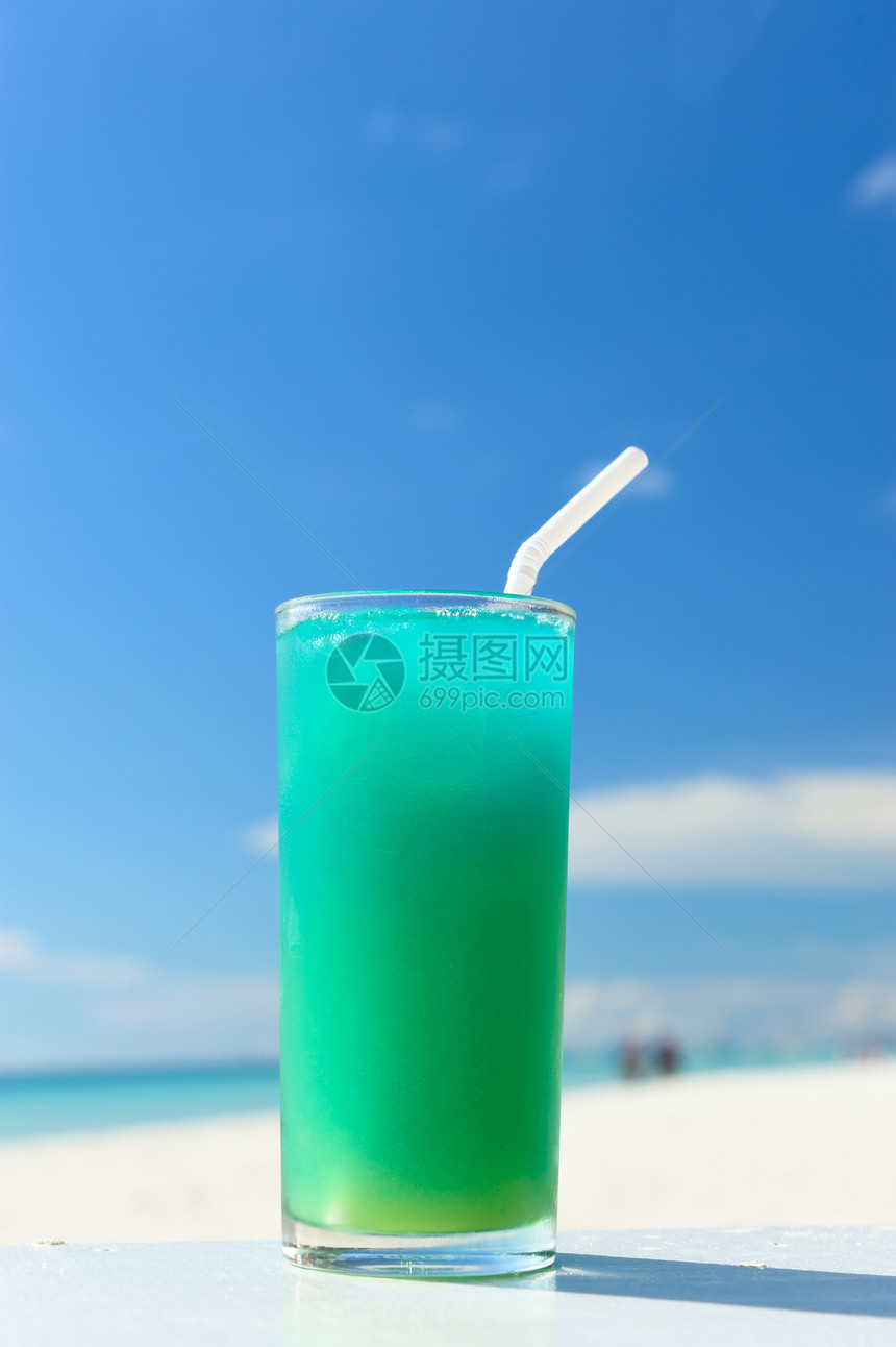 海滩鸡尾酒茶点假期海景稻草天空热带旅行果汁酒精玻璃图片