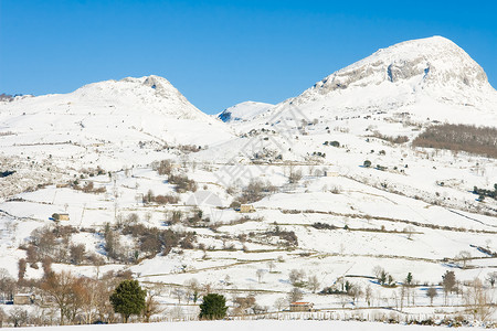 坎塔布里亚州拉甘达拉(西班牙)的雪山高清图片