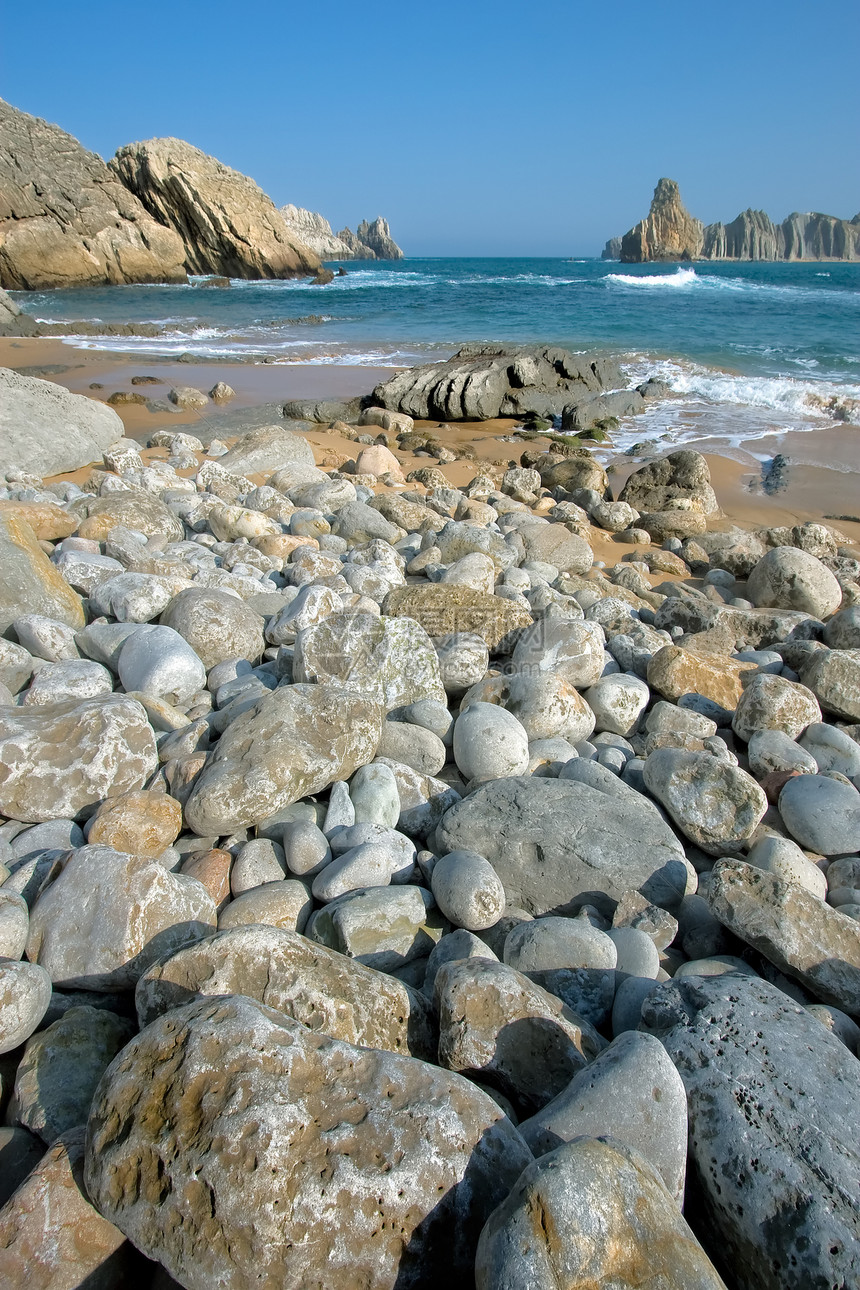 西班牙坎塔布里亚Liencres海滩力量天空石头岩石留置图片