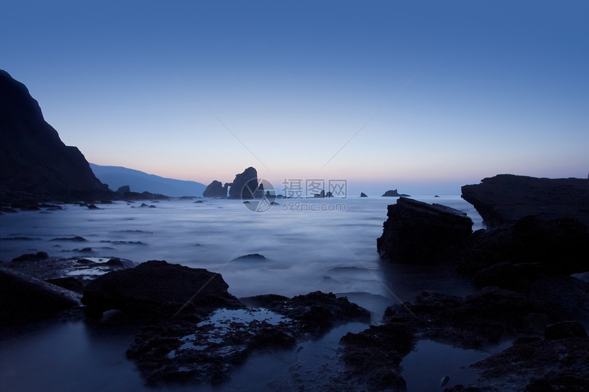 圣胡安德加兹泰卢加特克塞 西班牙比斯卡亚地平线薄雾石头居住场景海洋波浪天空推杆海岸图片