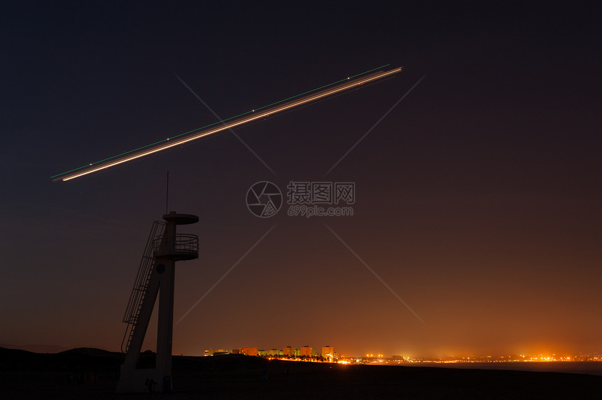 夜间起飞天际水平黑暗喷射航班城市喷气客机图片