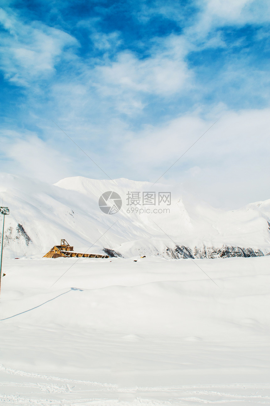 明亮的冬天天雪山天空蓝色场景冰川阳光旅行山脉岩石顶峰假期图片