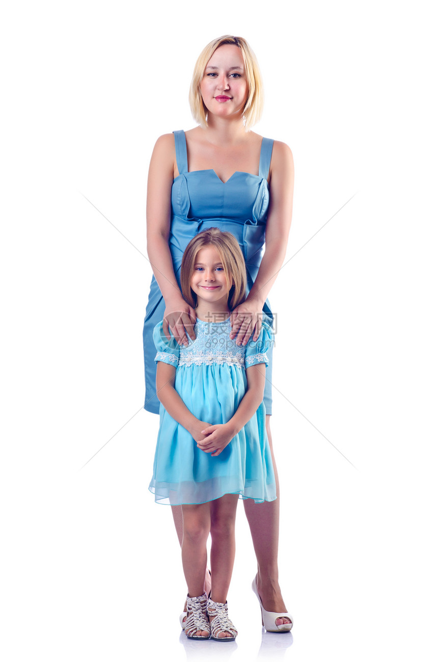 快乐的妈妈和女儿在白色拥抱微笑喜悦幸福女士女孩家庭父母童年女性图片