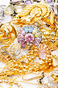 大量金首饰的收藏魅力石头宝石宏观奢华吊坠珠子挂坠盒优雅戒指背景图片