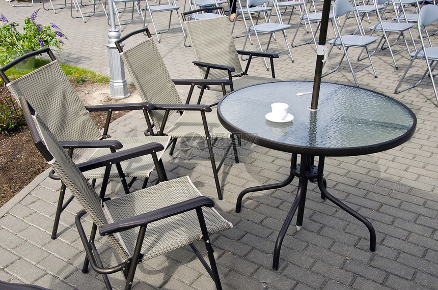 夏季街头咖啡桌和椅子图片