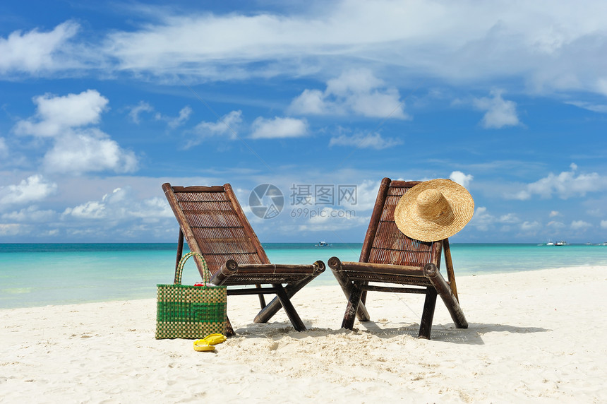 海滩的 Chapise 沙滩休息室海景热带天空棕榈海洋躺椅边缘游客海浪拖鞋图片