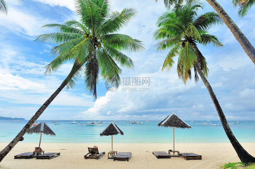 美丽的海滩 有棕榈树海景阳伞边缘椅子休息室海洋游客旅行热带假期图片