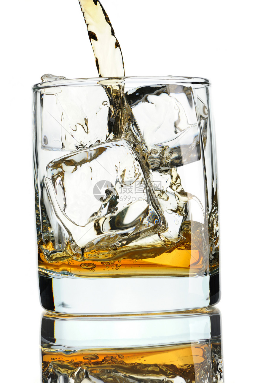 挥洒威士忌玻璃反射立方体麦芽金子橙子黄色白色液体图片