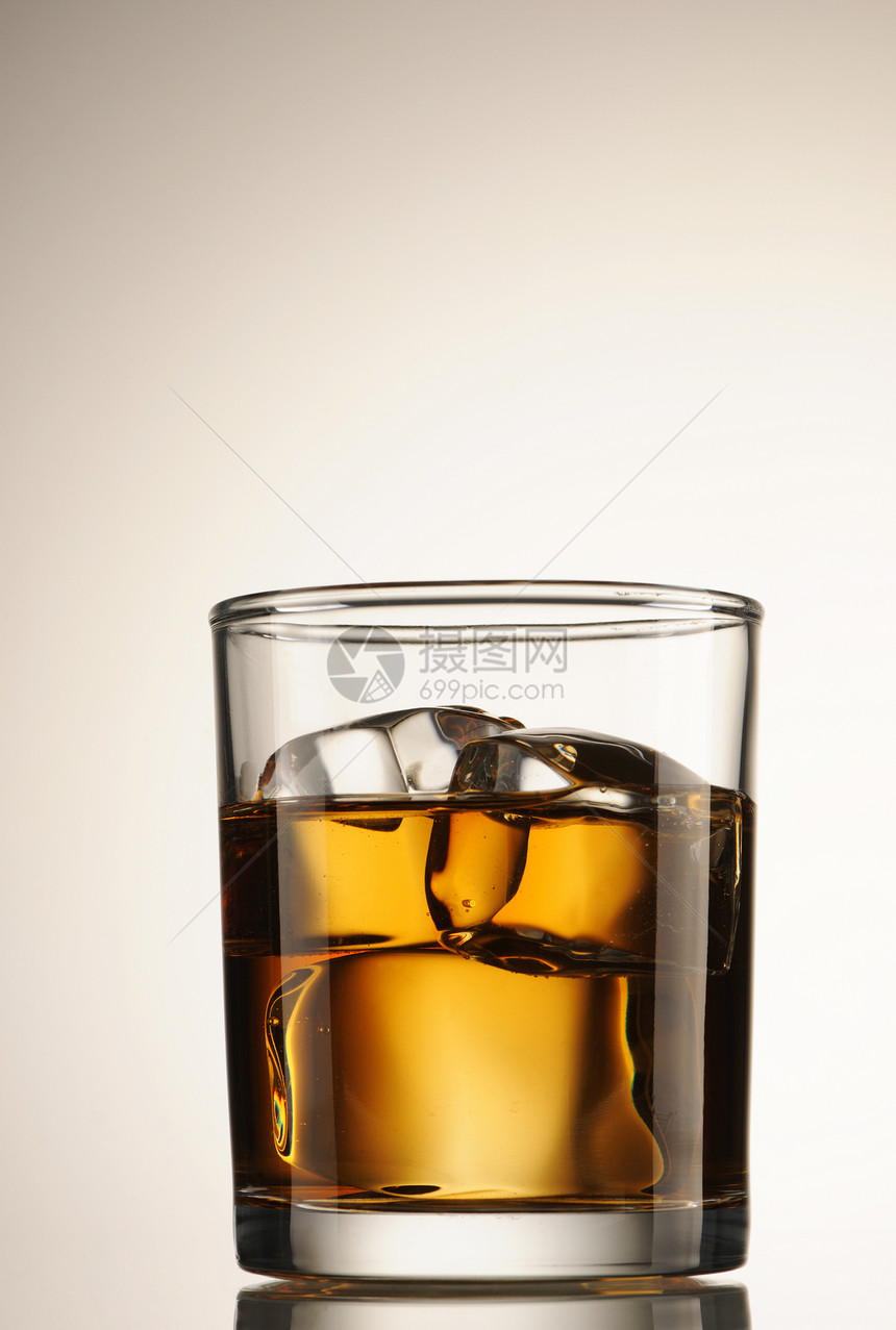 威士忌在摇滚乐上金子麦芽橙子黄色反射玻璃白色立方体液体图片