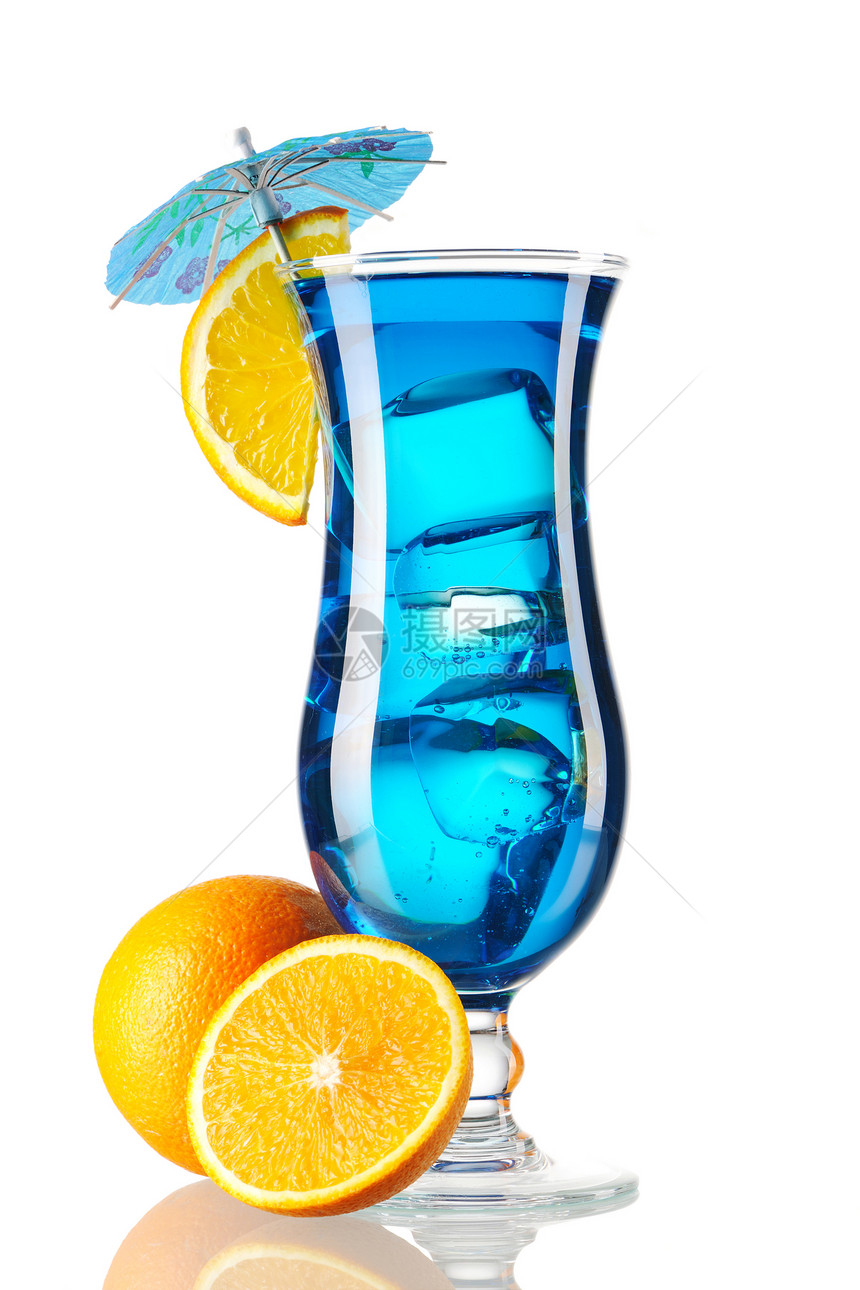 蓝库拉卡鸡尾酒橙子糖浆派对白色玻璃蓝色反射稻草热带食物图片