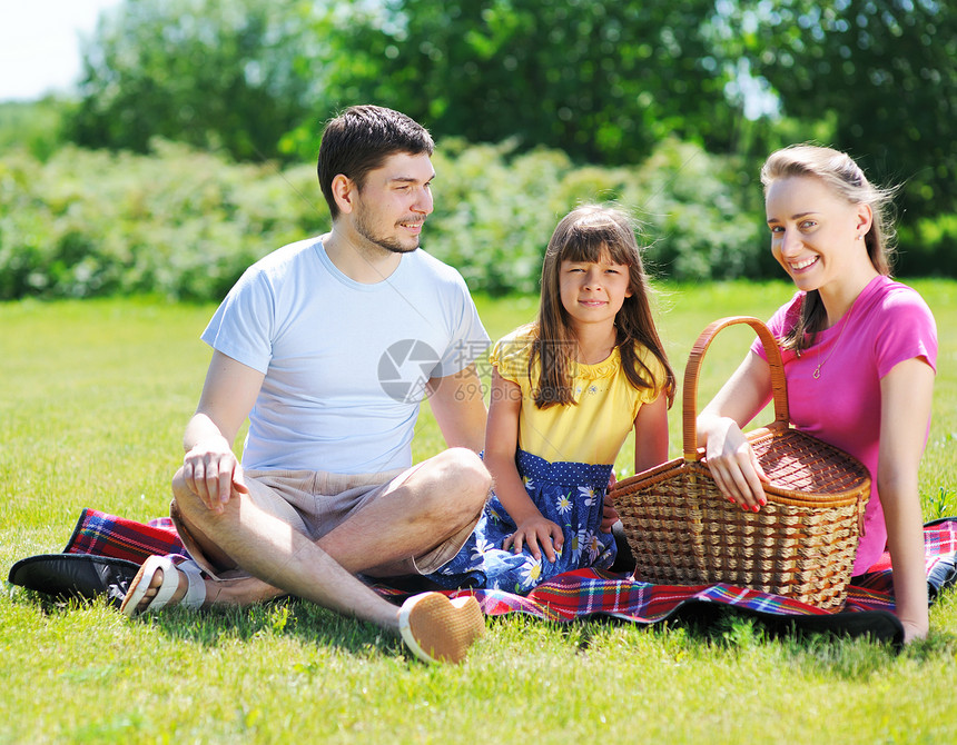 家庭野餐女儿女孩女性草地快乐食物幸福夫妻成人父亲图片