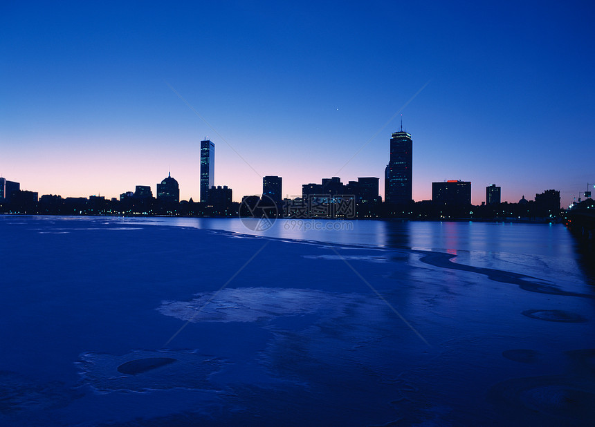 波士顿后海湾天线 天亮时看到旅行天际蓝色景观反射全景建筑摩天大楼城市办公室图片
