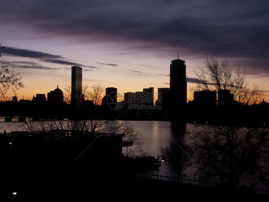 波士顿后海湾天线 天亮时看到地标建筑物建筑学蓝色城市天空摩天大楼天际办公室反射图片
