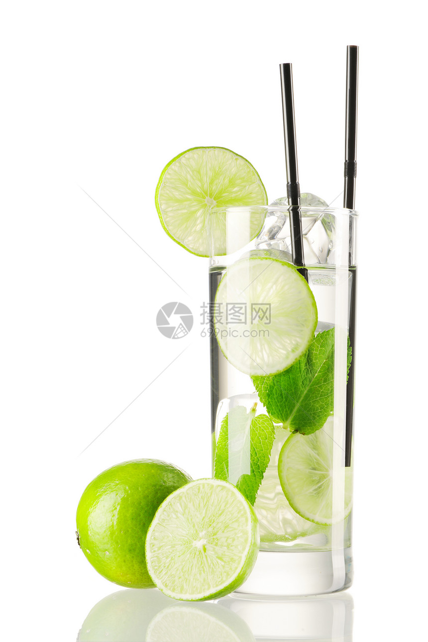 莫吉托鸡尾酒草本植物食物稻草派对果汁糖浆反射柠檬酒精热带图片