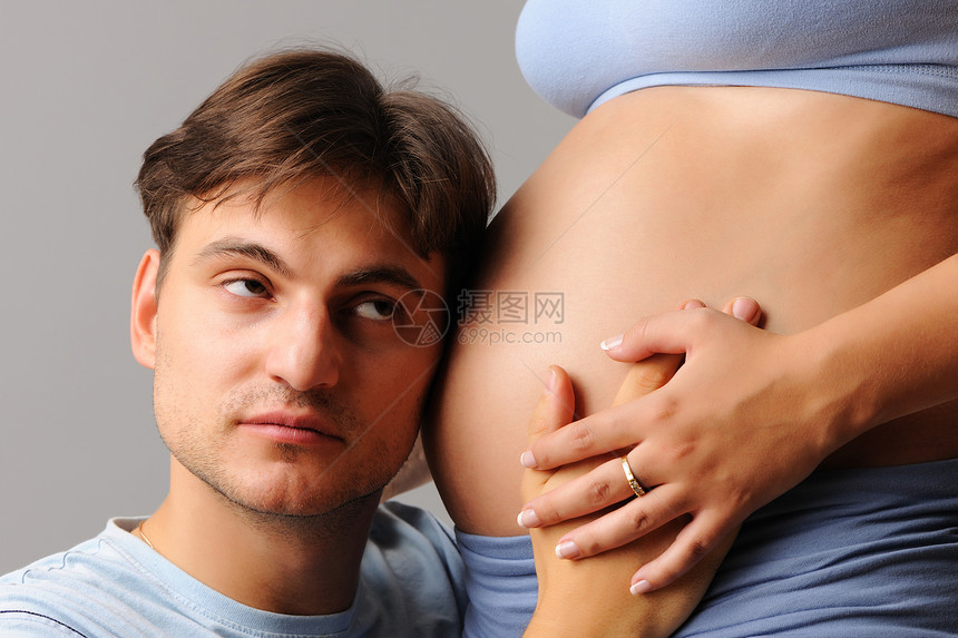 怀孕夫妇男人成年人女性母亲婴儿男性腹部父亲生活喜悦图片