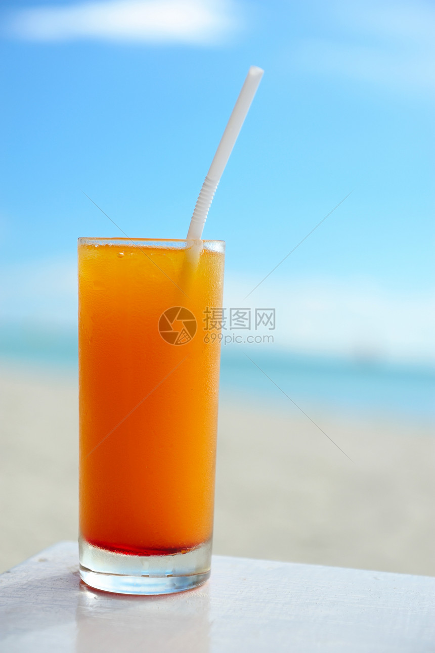 海滩鸡尾酒假期玻璃稻草旅行热带液体果汁海景蓝色酒精图片