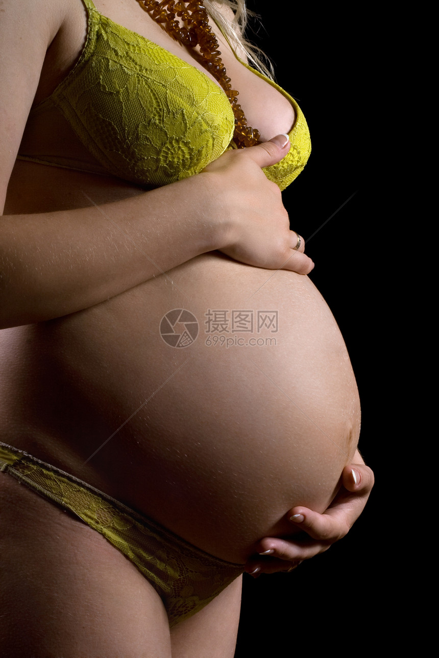 一个怀孕的年轻孕妇 孤立无援幸福胸罩拥抱内裤产妇白色女性母亲女士黄色图片