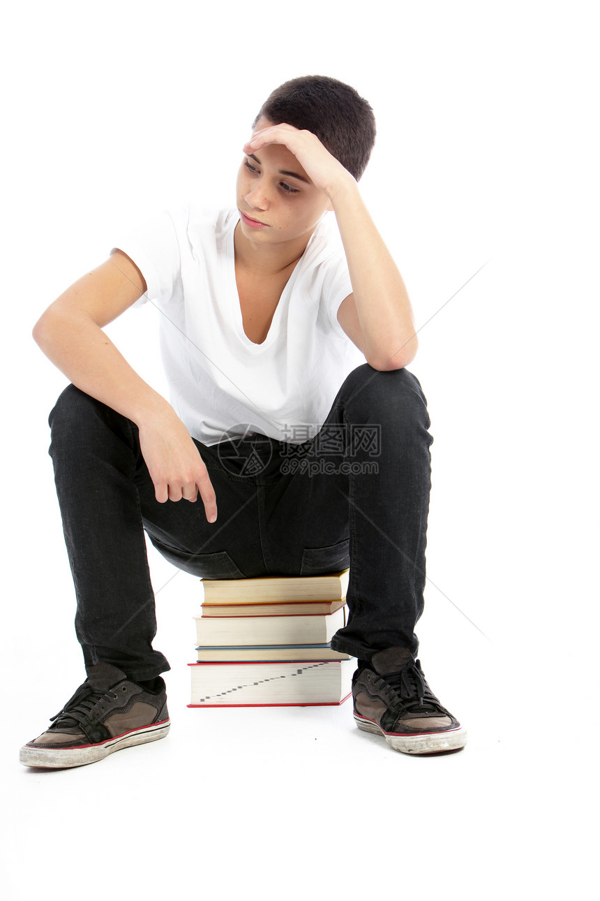 少年男孩坐在书本上等待着图片