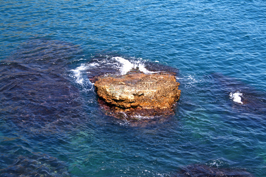 海洋中的岩石巨石海浪航海石头卵石蓝色图片