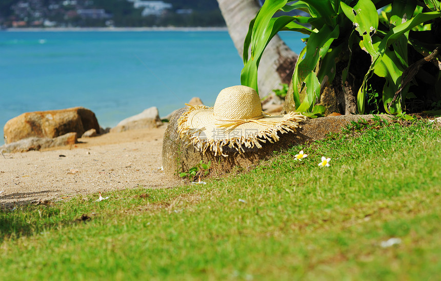 沙滩上的帽子海岸线风景太阳游客假期黄色太阳帽蓝色草地海景图片