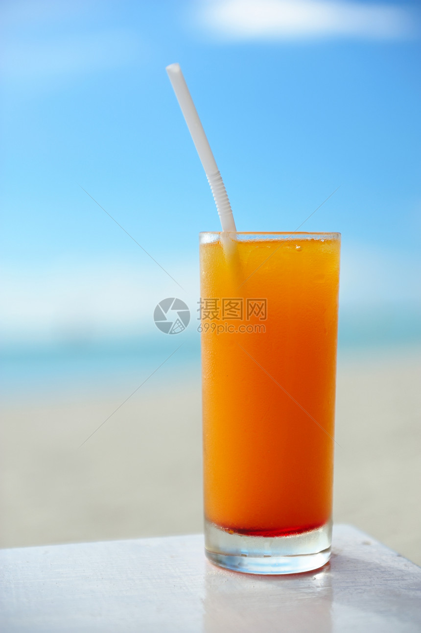 海滩鸡尾酒液体稻草海洋玻璃橙子海景假期热带蓝色果汁图片