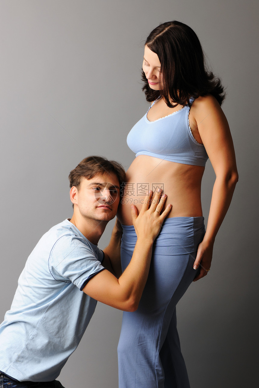 怀孕夫妇妻子男性丈夫婴儿女性女士家庭男人喜悦生活图片