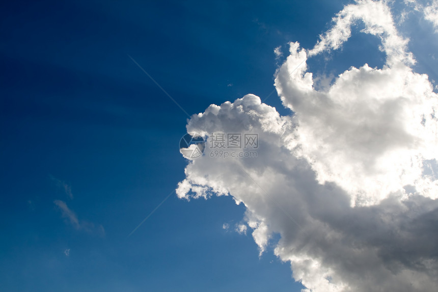 天空 云和云背景 天空 阴暗的回春蓝色平流层阳光气候美丽太阳天堂白色天气自由图片