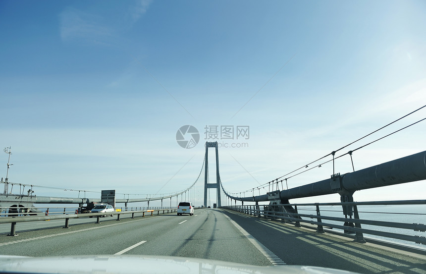 穿过大桥的驾驶旅行运输地标金属建筑天空蓝色基础设施场景图片