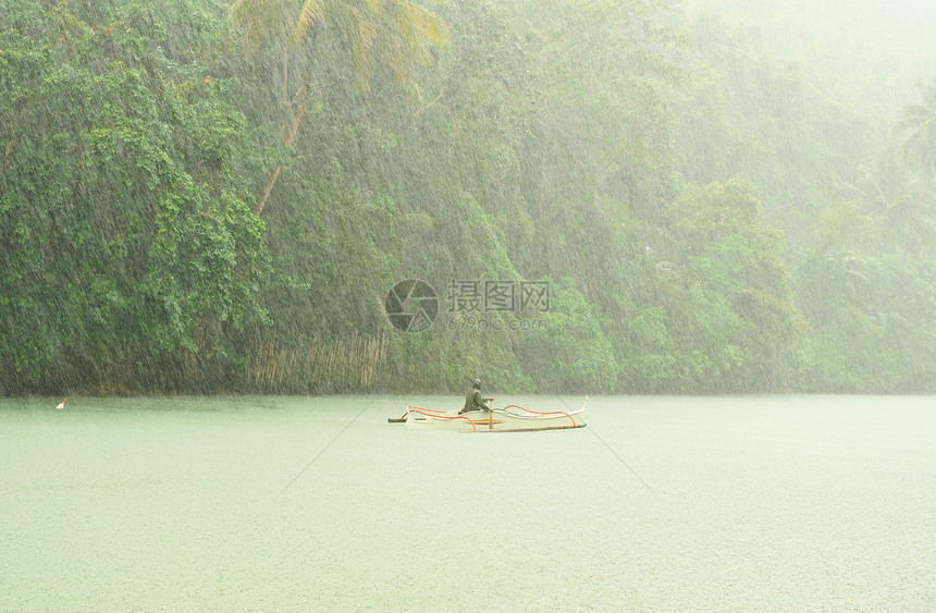 河流上方热带雨风景气候溪流绿色森林环境叶子植物场景雨林图片