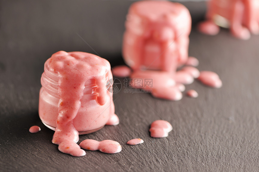 新鲜酸奶加草莓牛奶食物红色奶制品水果覆盆子玻璃石板营养奶油图片