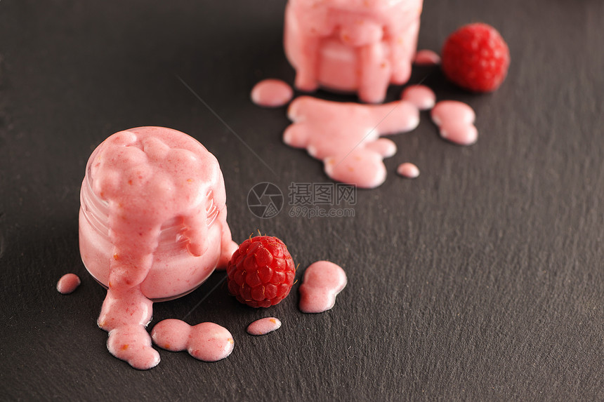 新鲜酸奶加草莓玻璃产品浆果石板红色营养甜点奶制品水果牛奶图片