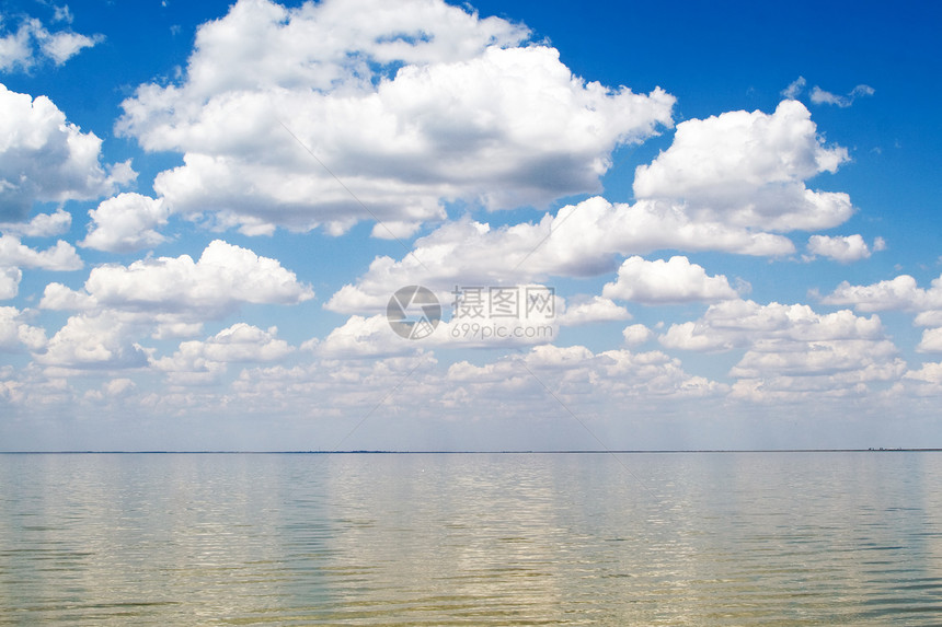 蓝色的天空和在海湾上的云彩图片