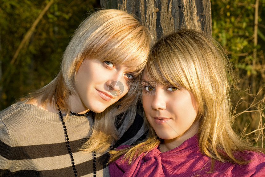 两名女青年户外肖像图片