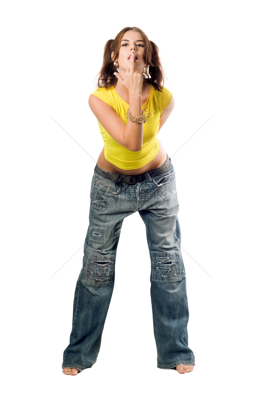 穿着宽体牛仔裤的淘气女孩说唱手指编织女性青少年挑衅舌头蓝色腹部辫子图片