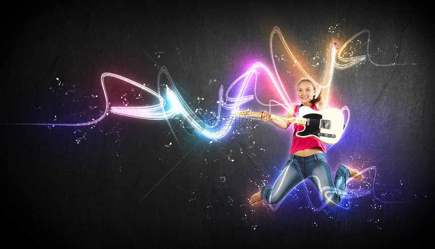 女青年玩电吉他和跳跳飞行艺术家音乐女士岩石男生低音牛仔裤自由音乐会图片