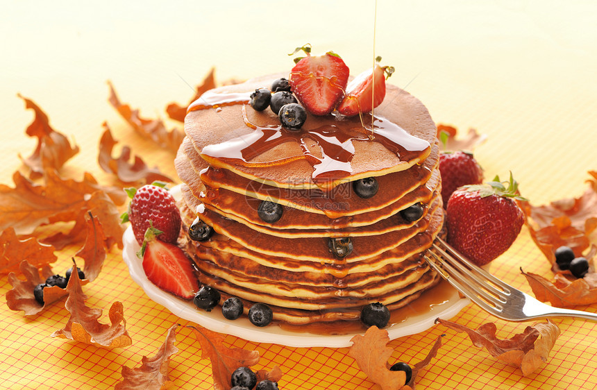 带草莓和蓝莓的煎饼蜂蜜红色早餐水果食物营养浆果甜点小吃服务图片