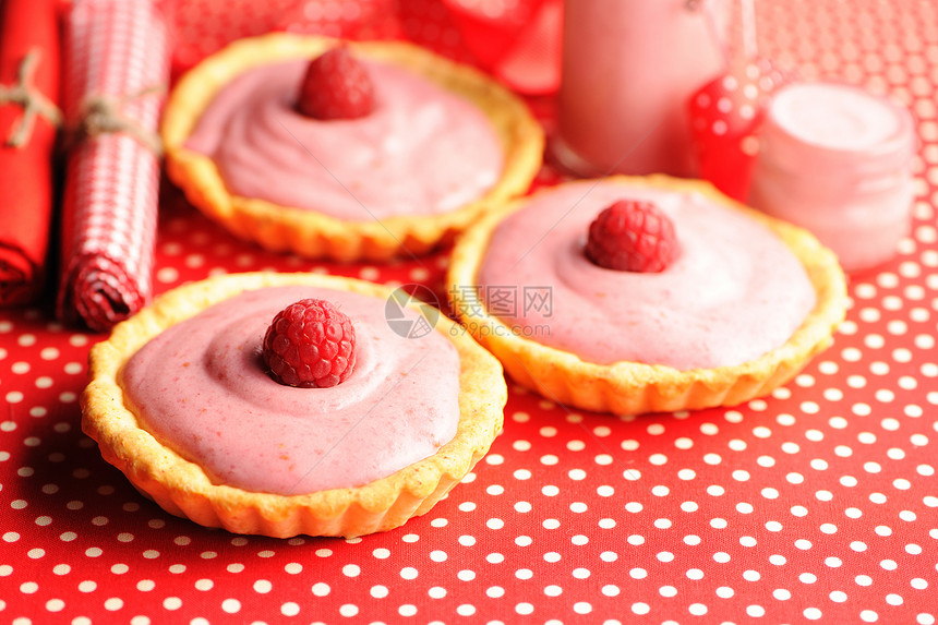 果汁酸酸奶甜点蛋糕覆盆子玻璃水果石板红色食物奶制品浆果奶油营养图片
