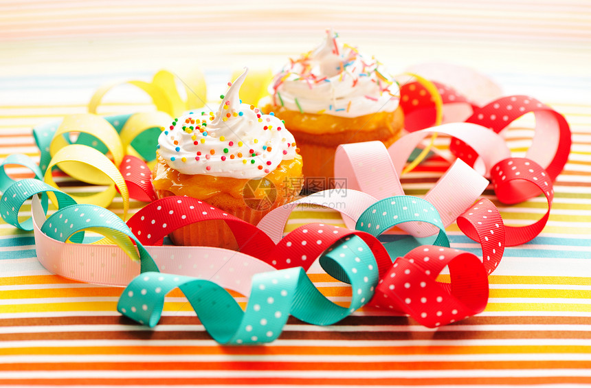 蛋糕加奶油杯子生日派对小吃甜点食物装饰糕点漩涡鞭打图片