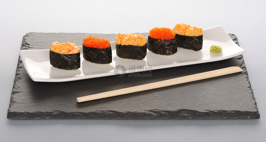 寿司在盘子上海藻白色筷子美食奶油海鲜午餐食物香料石板图片