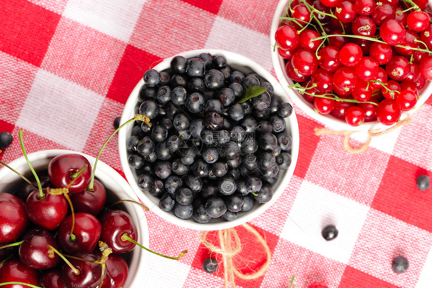 以碗为碗的野莓盘子桌布甜点团体黑色红色蓝色桌子饮食水果图片