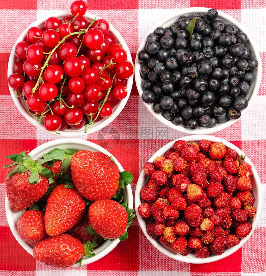 以碗为碗的野莓桌布团体饮食甜点水果桌子正方形红色蓝色食物图片