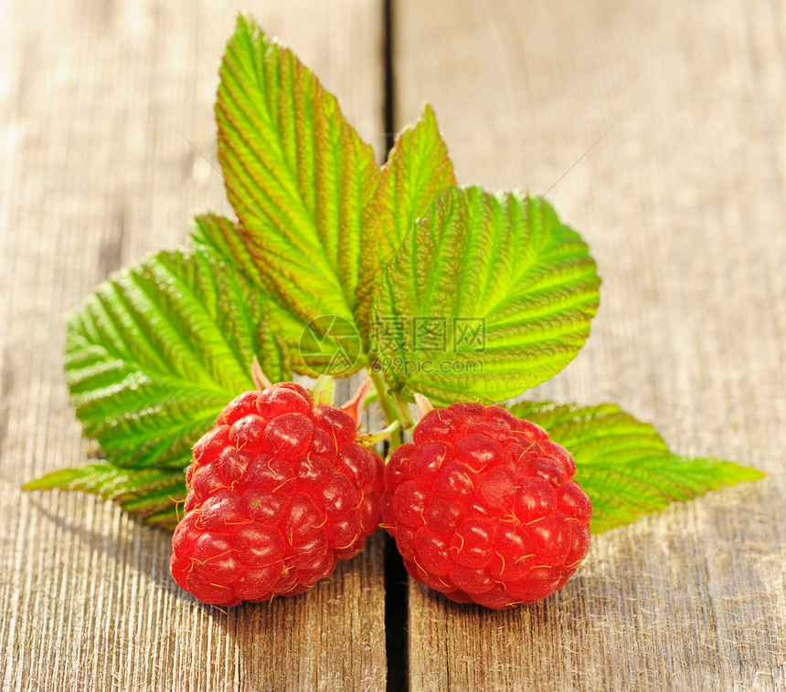 木制桌上的草莓叶子水果桌子团体红色食物正方形浆果木头图片