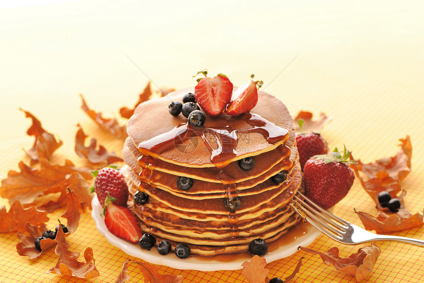 带草莓和蓝莓的煎饼营养糖浆水果早餐服务盘子浆果小吃蛋糕蜂蜜图片