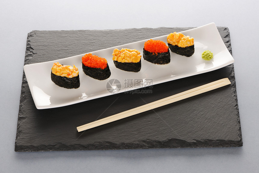 寿司在盘子上筷子午餐海藻石板香料白色海鲜美食奶油食物图片