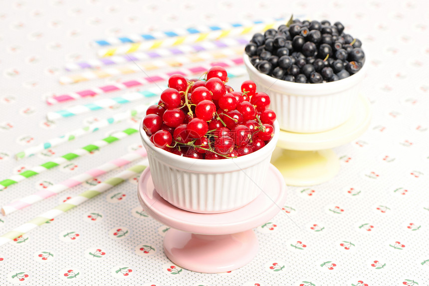 以碗为碗的野莓红色桌子甜点醋栗蓝色盘子水果黑色桌布饮食图片
