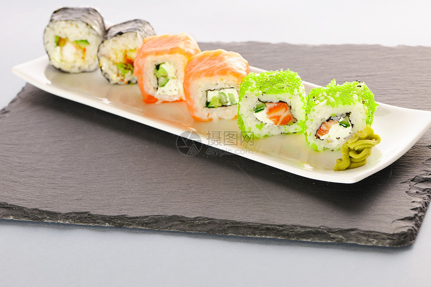 寿司卷鱼子反射白色石板绿色海鲜奶油美食海藻食物图片