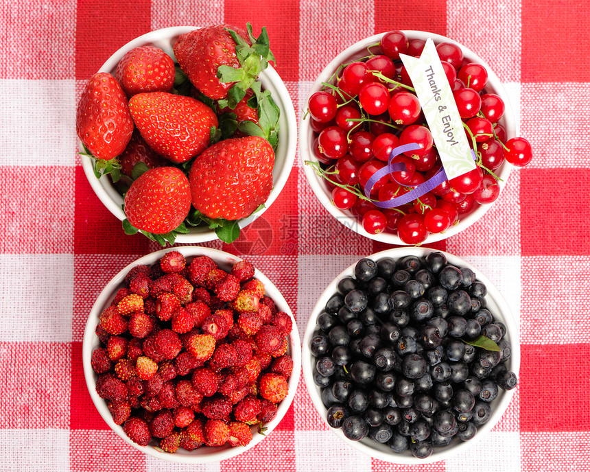 以碗为碗的野莓团体盘子食物甜点饮食桌子水果黑色桌布蓝色图片