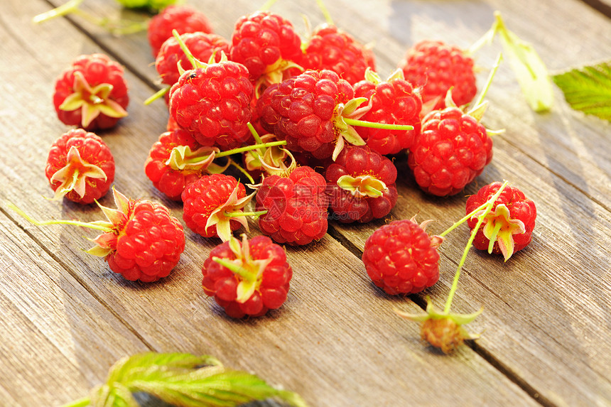木制桌上的草莓浆果叶子水果桌子团体木头食物红色图片