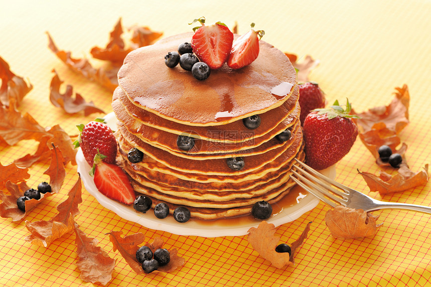 带草莓和蓝莓的煎饼蛋糕营养蜂蜜盘子糖浆浆果食物水果红色服务图片